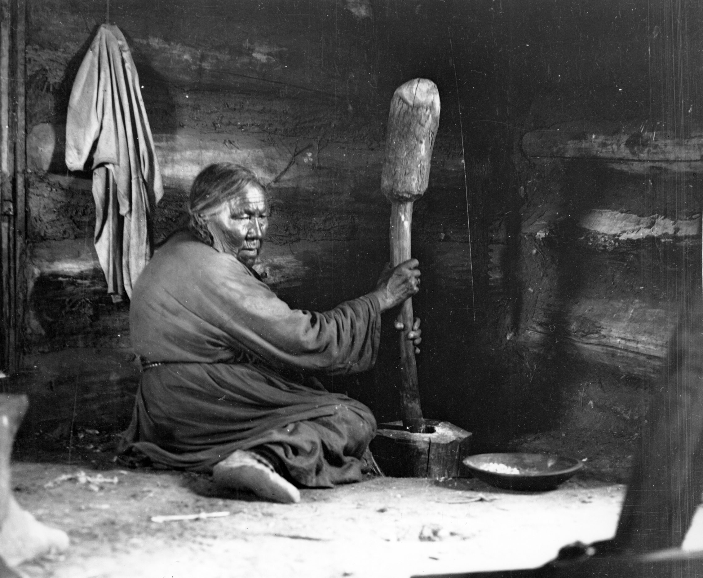 Indian woman with corn mortar 1916