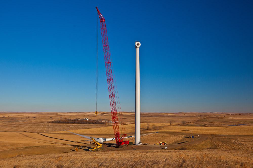 The nacelle is fastened and the blades are connected on the ground.