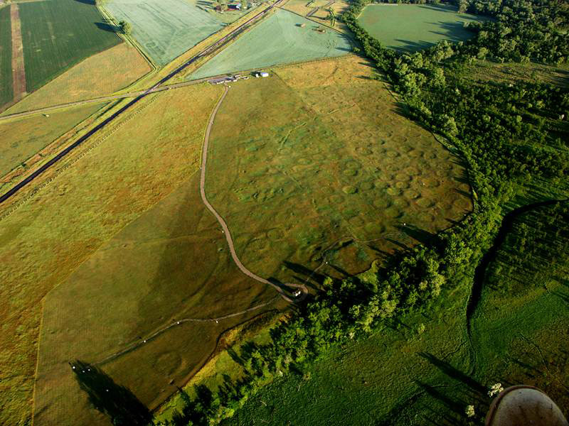 This aerial photograph of the Fort Clark and Mitu’tahakto’s village sites shows how the landscape was marked by the remains of lodges and trading trails. Private collection.