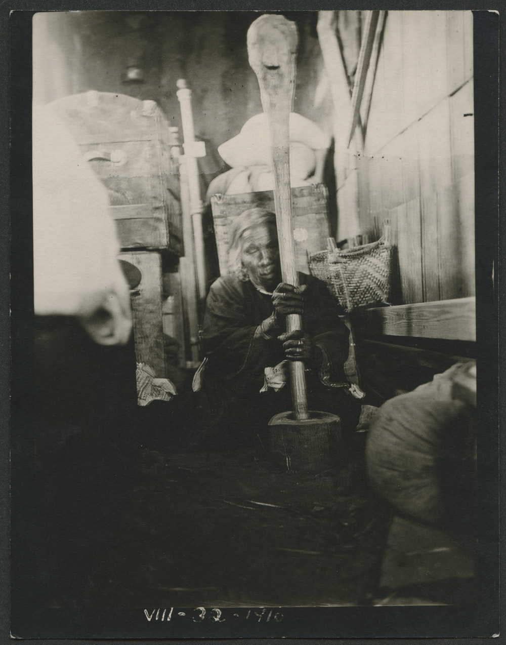 Indian woman with corn mortar 1916